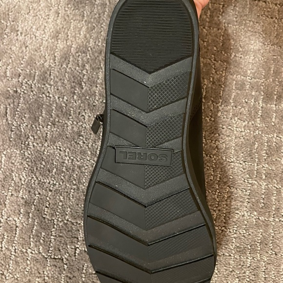 EVIE™ II WOMEN'S ZIP WEDGE BOOTIE
Black, Size 9.5 EXCELLENT CONDITION - Picture 3 of 6